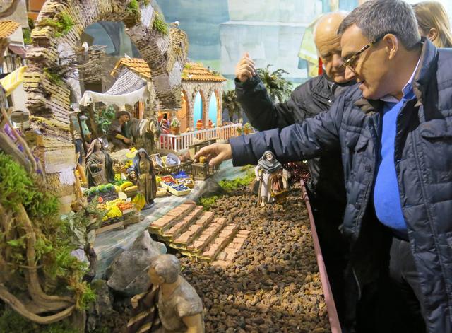 L’alcalde Ros ha felicitat Virgilio del Olmo, qui ha guanyat el concurs de pessebres de l’Agrupació Ilerdenca en la categoria de pessebres monumentals d’esglésies els prop de vint anys que hi ha participat 