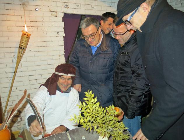 L'alcalde Ros, el tinent d'alcalde Larrosa i el regidor Padilla, visitant el Pessebre Vivent de Lleida