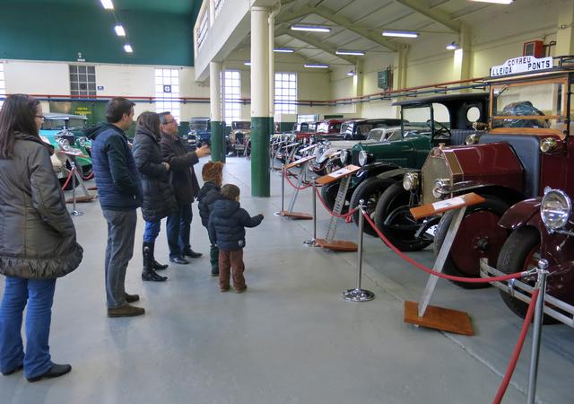 El Museu de l’Automoció de Lleida fa visites guiades els quarts dissabtes de mes per conèixer els vehicles exposats des d’un altre punt de vista
