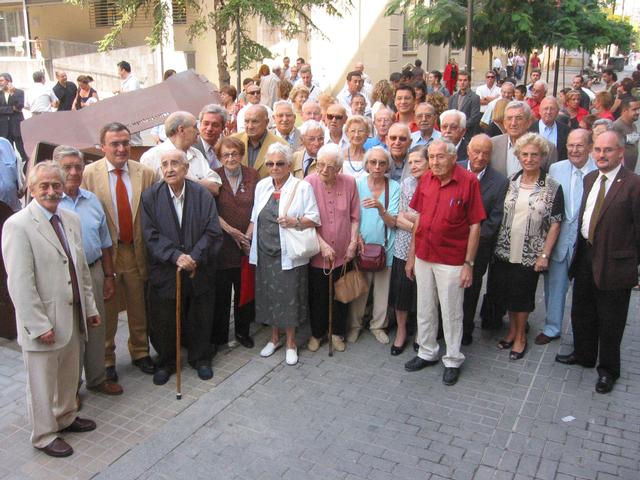 Molts dels supervivens del bombardeig del Liceu, amb les autoritats al costat de l'escultura