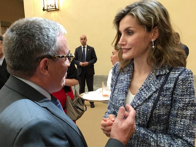 La Reina Letizia conversa amb l'alcalde de Lleida després del lliurament de premis. 