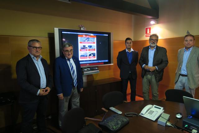 L’alcalde de Lleida, Àngel Ros, acompanyat dels tinents d’alcalde, Fèlix Larrosa i Joan Gómez, ha presentat aquest dimarts l'app Appunta