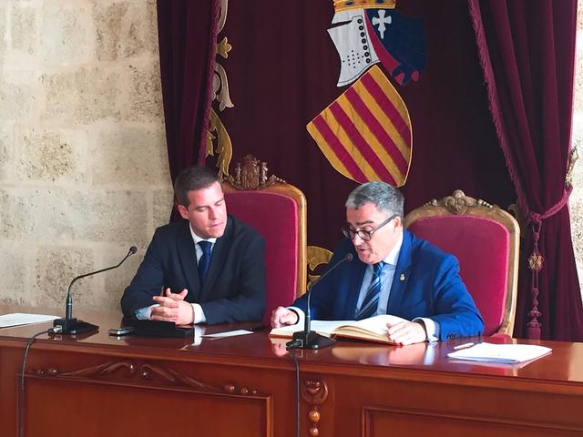 L'alcalde de Lleida, Àngel Ros, ha signat al llibre de la ciutat de Xàtiva. A la imatge amb el seu alcalde Roger Cerdà.
