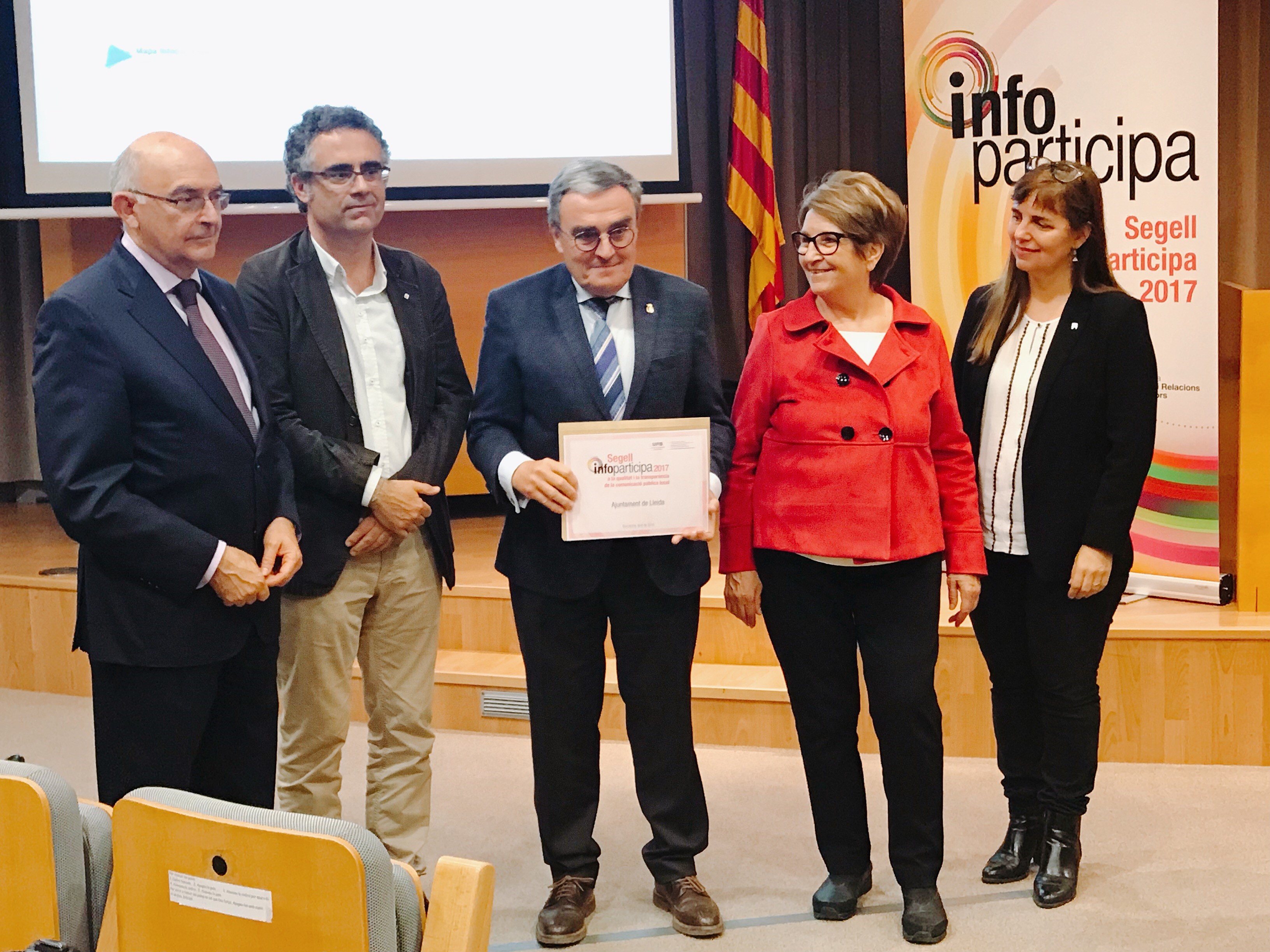 L’alcalde de Lleida, Àngel Ros, ha rebut aquesta tarda el reconeixement Segell Infoparticipa que atorga la UAB per acreditar haver assolit els màxims nivells de transparència en la gestió i la qualitat de la informació que es trasllada a la ciutadania