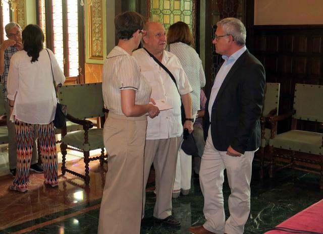 El tinent d'alcalde Joan Gómez i la regidora Ángeles Ribes amb el president del Secà, abans d'iniciar-se l'escrutini