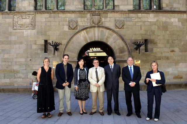 L'alcalde, amb la delegació xinesa i els regidors de la Paeria, davant de l'Ajuntament.