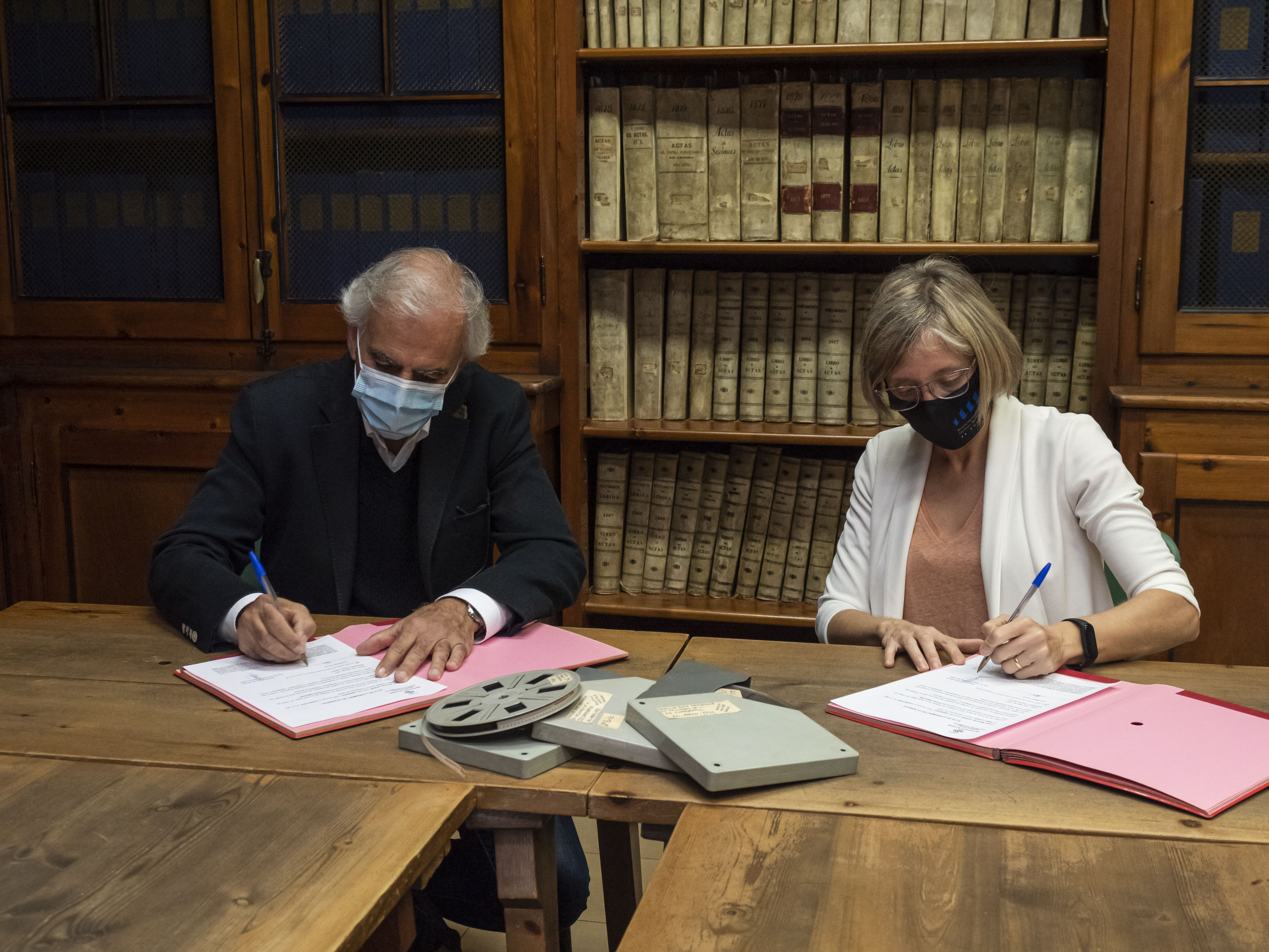 La firma de la donació, a l'Arxiu Municipal de Lleida. 