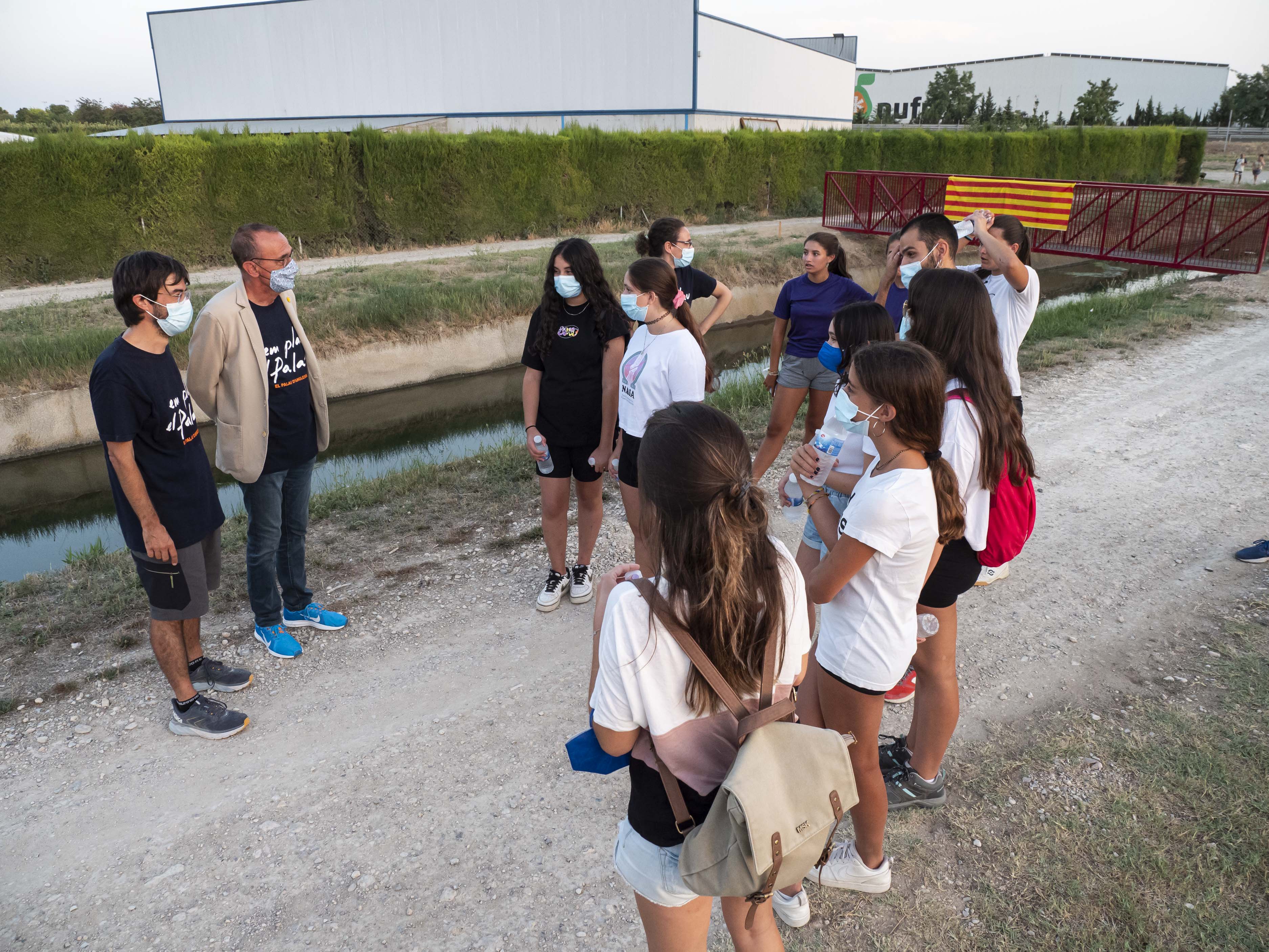 L'alcalde Pueyo, saludant els i les joves de Fet a JOVA que han participat en la col·locació de la passarel·la cedida per la Paeria
