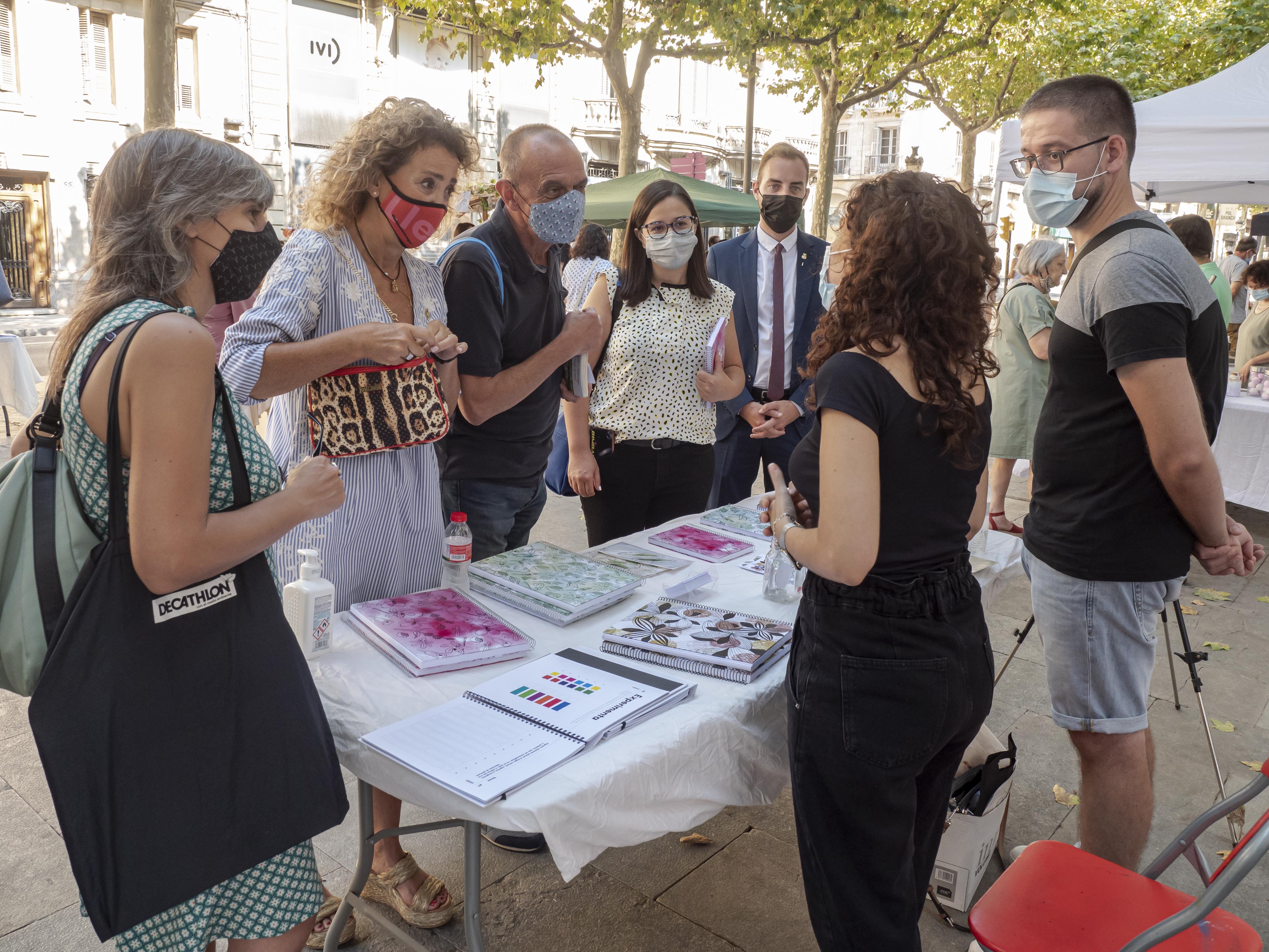 L'alcalde Miquel Pueyo, les tinents d'alcalde J.Freixanet i Sandra Castro i els regidors Marta Gispert i Ignasi Amor han saludat els paradistes del mercat.