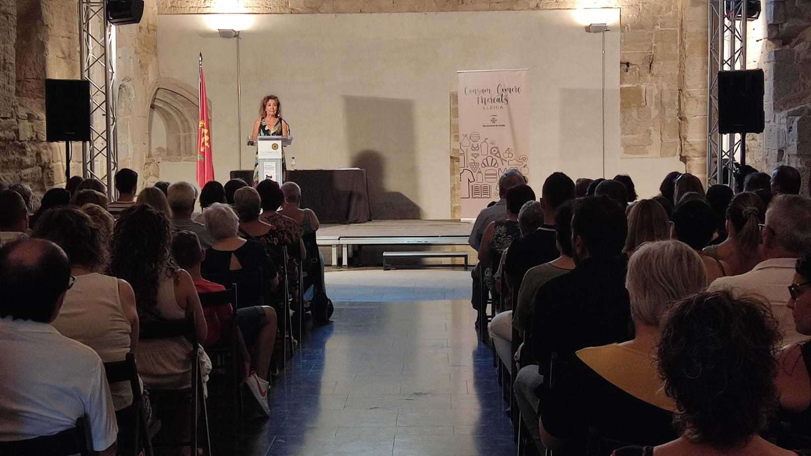 La regidora de Consum, Comerç, Mercats i Participació, Marta Gispert, ha presidit el lliurament dels premis de la dotzena edició de la campanya “Compra i Descobreix Catalunya” que organitza la Xarxa Barris Antics.