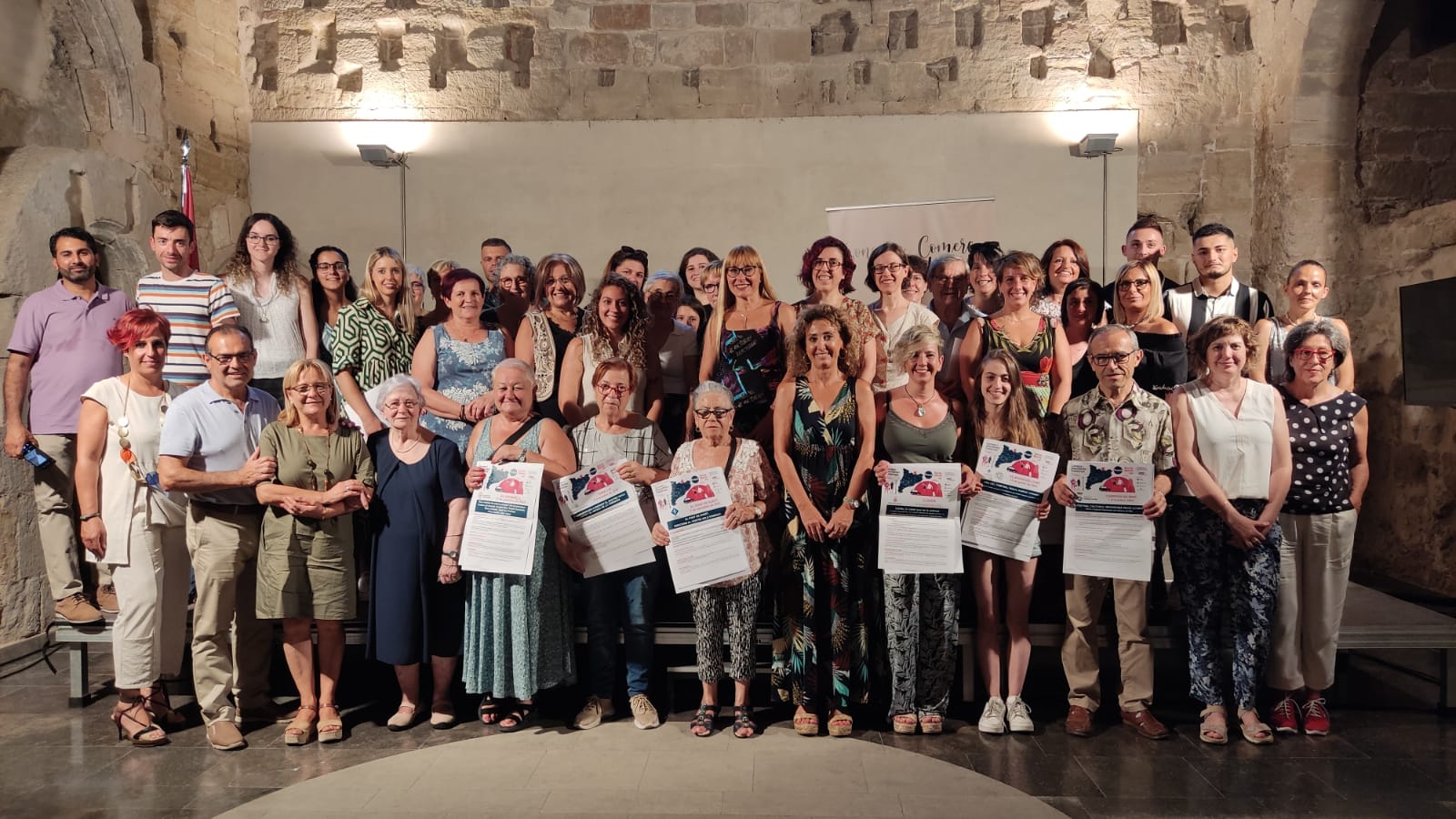 Foto de família dels guanyadors i guanyadores, que han rebut premis en forma de 33 experiències de descoberta de les diferents localitats que participen en la campanya.