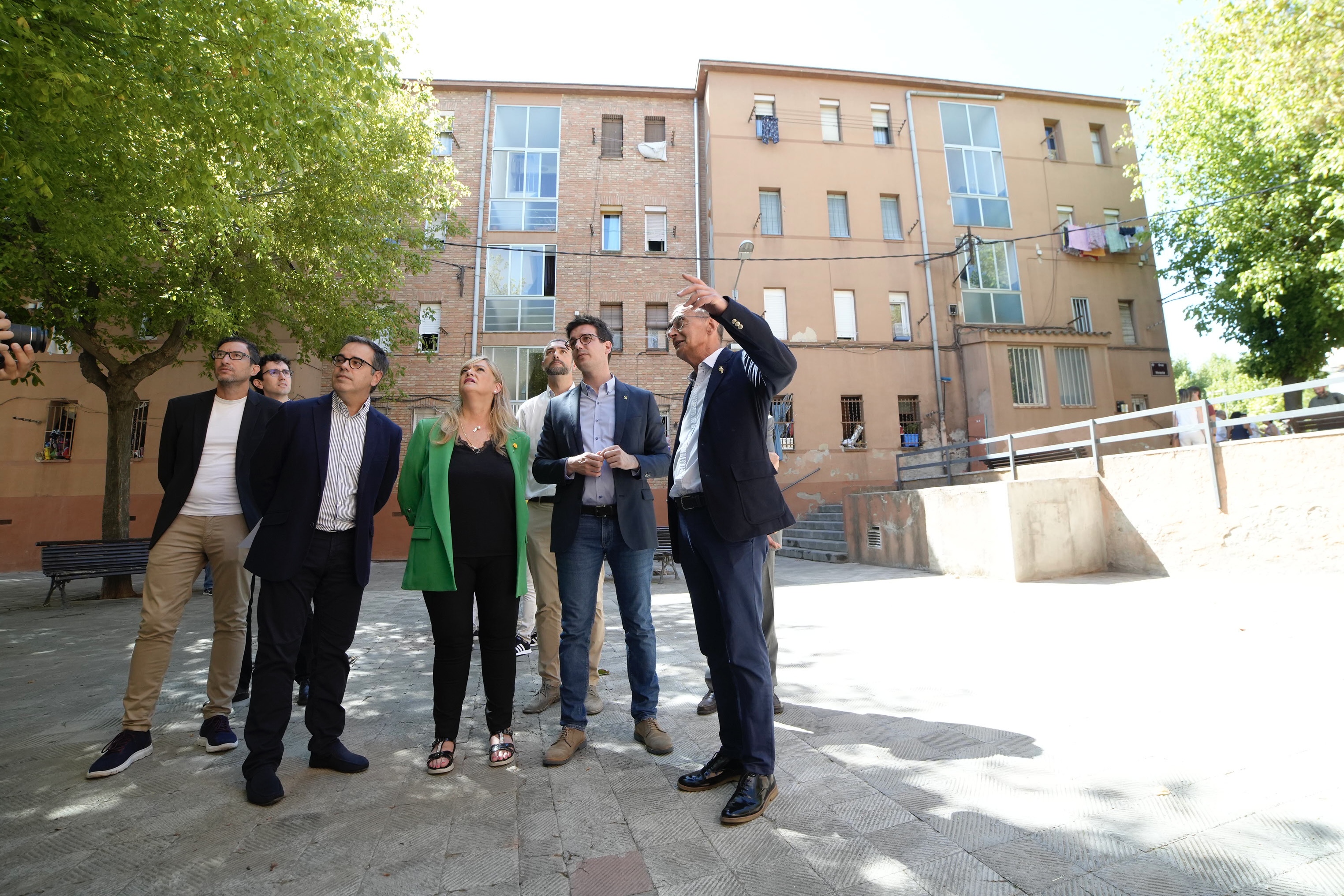 La consellera, l'alcalde i el primer tinent d'alcalde han visitat l'espai dels blocs Voravia