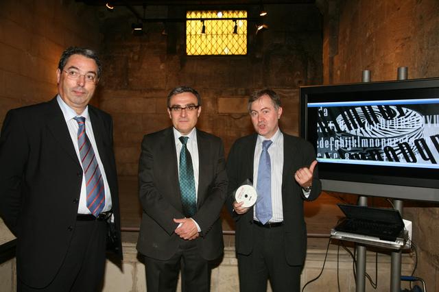 L'alcalde i responsables del Grup Segre amb una mostra de l'alfabet "Ilerda" de Crous