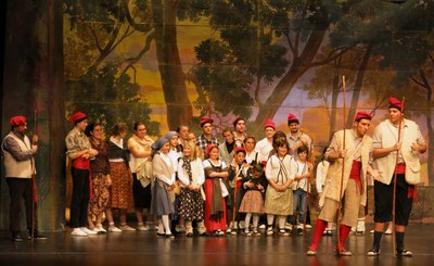 Fotografia dels actors vestits de pastorets i pastoretes juntament amb el Borrego i el Carquinyoli.