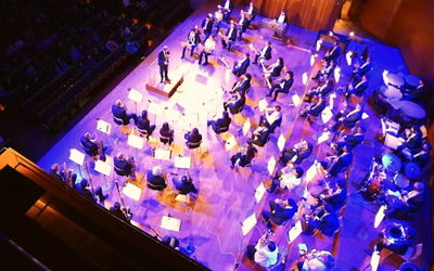 Fotografia d'una orquestra feta des del proscènic de l'Auditori enric Granados.