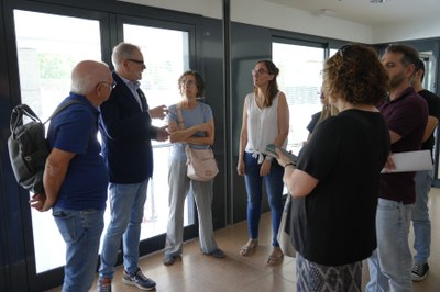L'alcalde Larrosa i el regidor Blanco, conversant amb membres de l'equip de professonals de l'Estiu de Petits i Estiu de Joc..