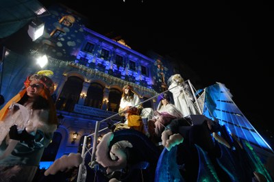 Milers de lleidatans i lleidatanes han gaudit de la Cavalcada de Reis.