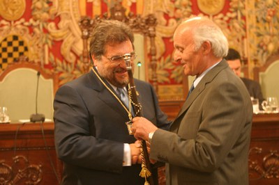 Siurana rep els símbols de l'alcaldia.