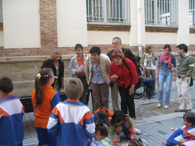 Els nens i nenes d'entre 3 i 12 anys han pintat amb guixos al carrer sobre la necessitat de disminuir el vehicle privat a la ciutat.