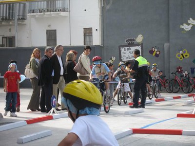 La Guàrdia Urbana han instal·lat un parc infantil d'educació vial.