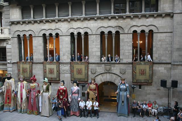 Els Gegants de Lleida a la plaça de la Paeria han emmarcat l'acte oficial d'inici de les Festes de la Tardor.