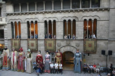 Els Gegants de Lleida a la plaça de la Paeria han emmarcat l'acte oficial d'inici de les Festes de la Tardor..