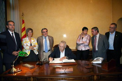 Jordi Dauder ha signat al llibre d'Or de la Ciutat..