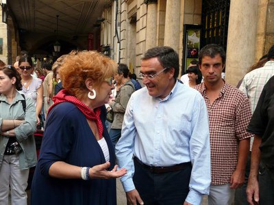 L'alcalde ha saludat la cantant Núria Feliu, que és seguidora dels Castellers de Sants.