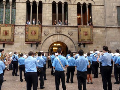 En la seva cercavila, la banda ha parat davant edificis emblemàtics de l'Eix, com ara el Palau de la Paeria.