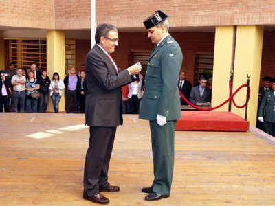 Condecoració als agents que han excel3lit en el servei.