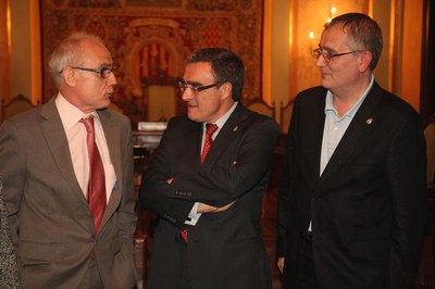 L'alcalde, Àngel Ros, i el regidor d'Educació, Jesús Castillo conversen amb el professor Cosialls, mereixedor del màxim guardó que atorga la Generali….