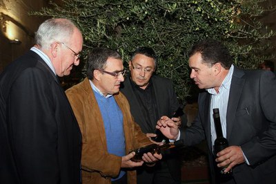 L'oli es presenta en ampolles de vidre fosc i vidre transparent..