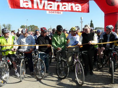 El campió lleidatà Sergi Escobar ha tallat la cinta que obria el recorregut.