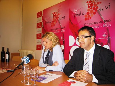 Montse Mínguez i Joan Baigol en la presentació de la I Festa del Vi.