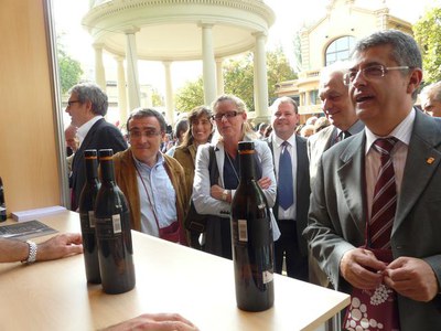 Àngel Ros i Joanquim Llena, saludant els expositors.