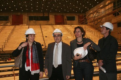 El paer en cap, acompanyat de la 1a tinenta d'alcalde Marta Camps i l'arquitecta Francine Houben, a l'escenari de la sala principal de la Llotja, que….