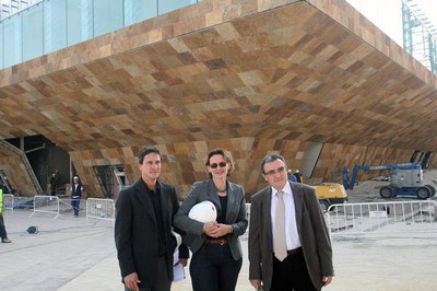 L'alcalde, Àngel Ros, acompanyat de l'arquitecta Francine Houben i de Markus Lauber, arquitecte associat de Mecanoo, davant l'edifici de la Llotja, q….