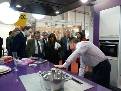 Àngel Ros i Oriol Oró, escolten interessats les explicacions d'un expositor.