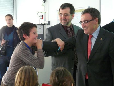 Àngel Ros i Ernest Maragall han visitat la remodelació interior de l'escola.
