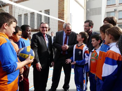 Àngel Ros i Ernest Maragall, saludant als nens al pati de l'escola.