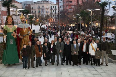 La corporació municipal, en la inauguració de la plaça.
