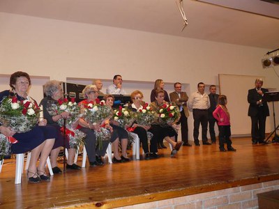 Moment de l'emotiu homenatge a la festa del soci de l'AAVV de Magraners.