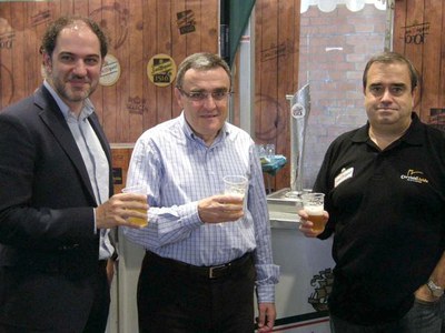 Àngel Ros, Oriol Oró i Xavier Pérez brinden amb cervesa sense alcohol.