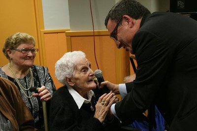 2. L'alcalde saluda dues usuàries de la Llar..