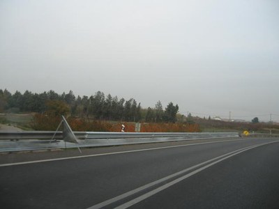 Col•locació de barreres de protecció especial per a motoristes.