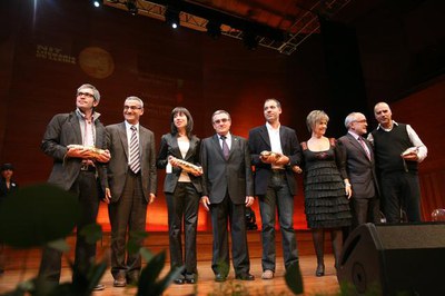 Les autoritats i els quatre guardonats amb els Premis Literaris 2009.