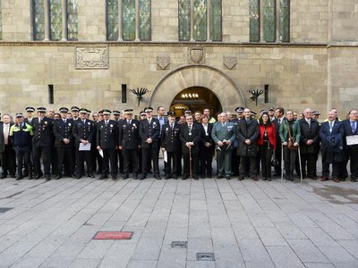 Àngel Ros, amb la Guàrdia Urbana després de l'acte oficial.