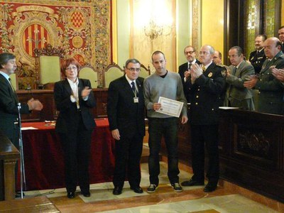 La familia del Caporal Francisco Carlos Valencia, recollint la medalla de Santa Cecília al mèrit professional amb distintiu blanc a tíol pòstum.