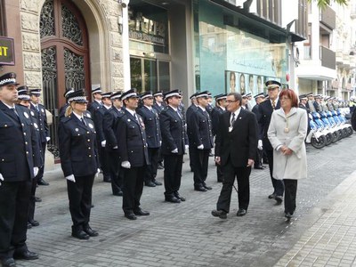 L'Alcalde de Lleida, Àngel Ros, saludant els agents de la Guàrdia Urbana.