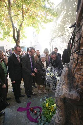 Un moment de l'ofrena floral al monument Llàgrimes per tu..